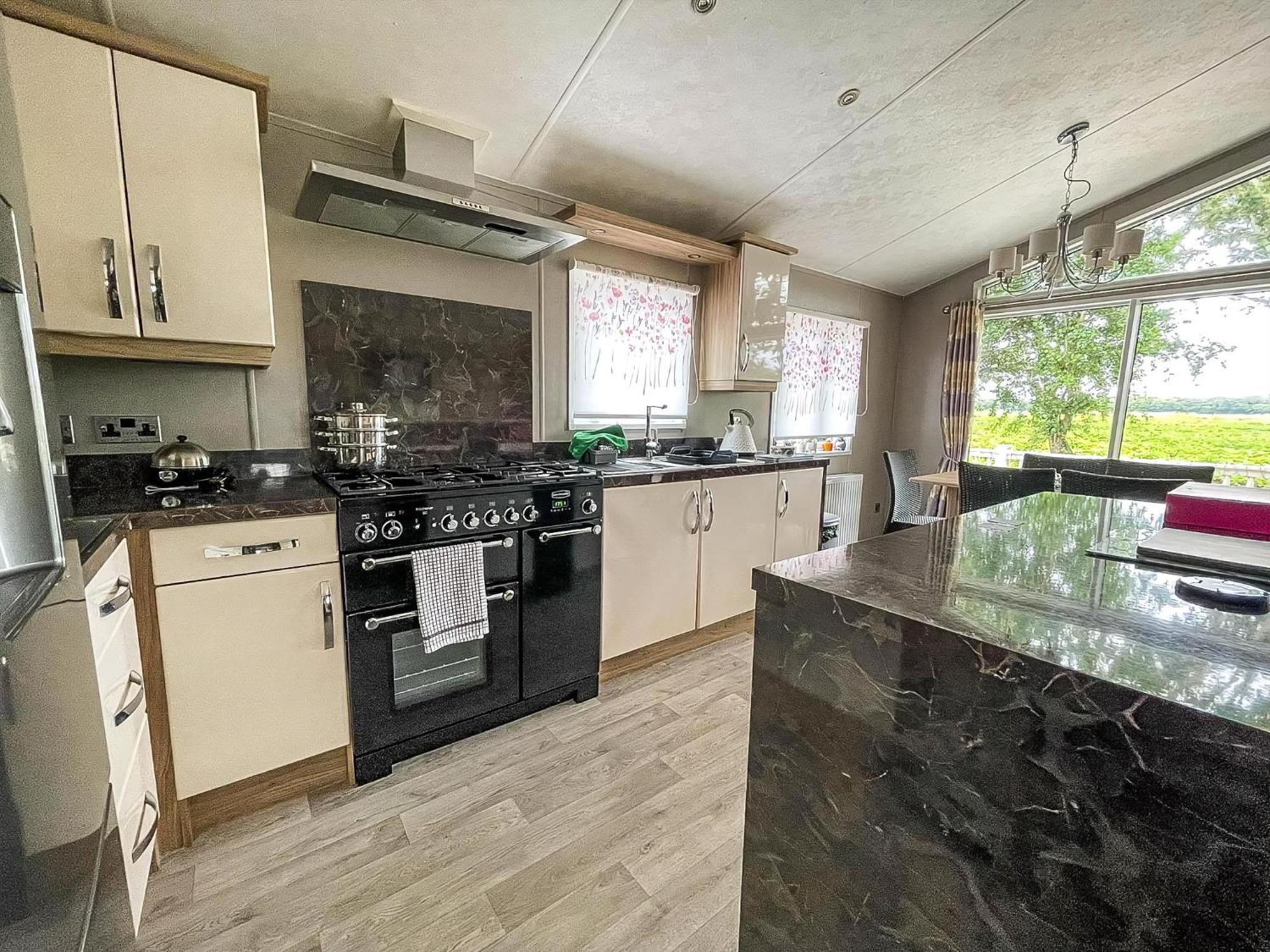 Stunning Lodge With Decking At Oaklands Holiday Park In Essex Ref 39017Rw แคลกตัน-ออน-ซี ภายนอก รูปภาพ