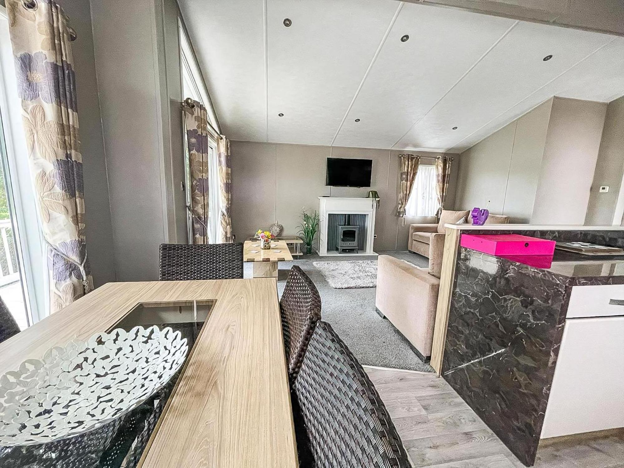 Stunning Lodge With Decking At Oaklands Holiday Park In Essex Ref 39017Rw แคลกตัน-ออน-ซี ภายนอก รูปภาพ