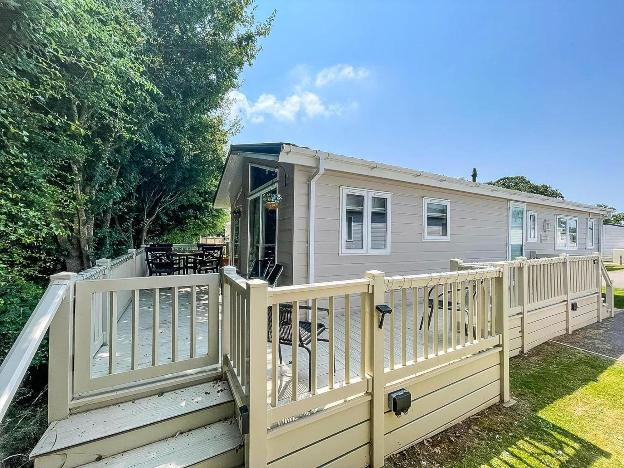 Stunning Lodge With Decking At Oaklands Holiday Park In Essex Ref 39017Rw แคลกตัน-ออน-ซี ภายนอก รูปภาพ