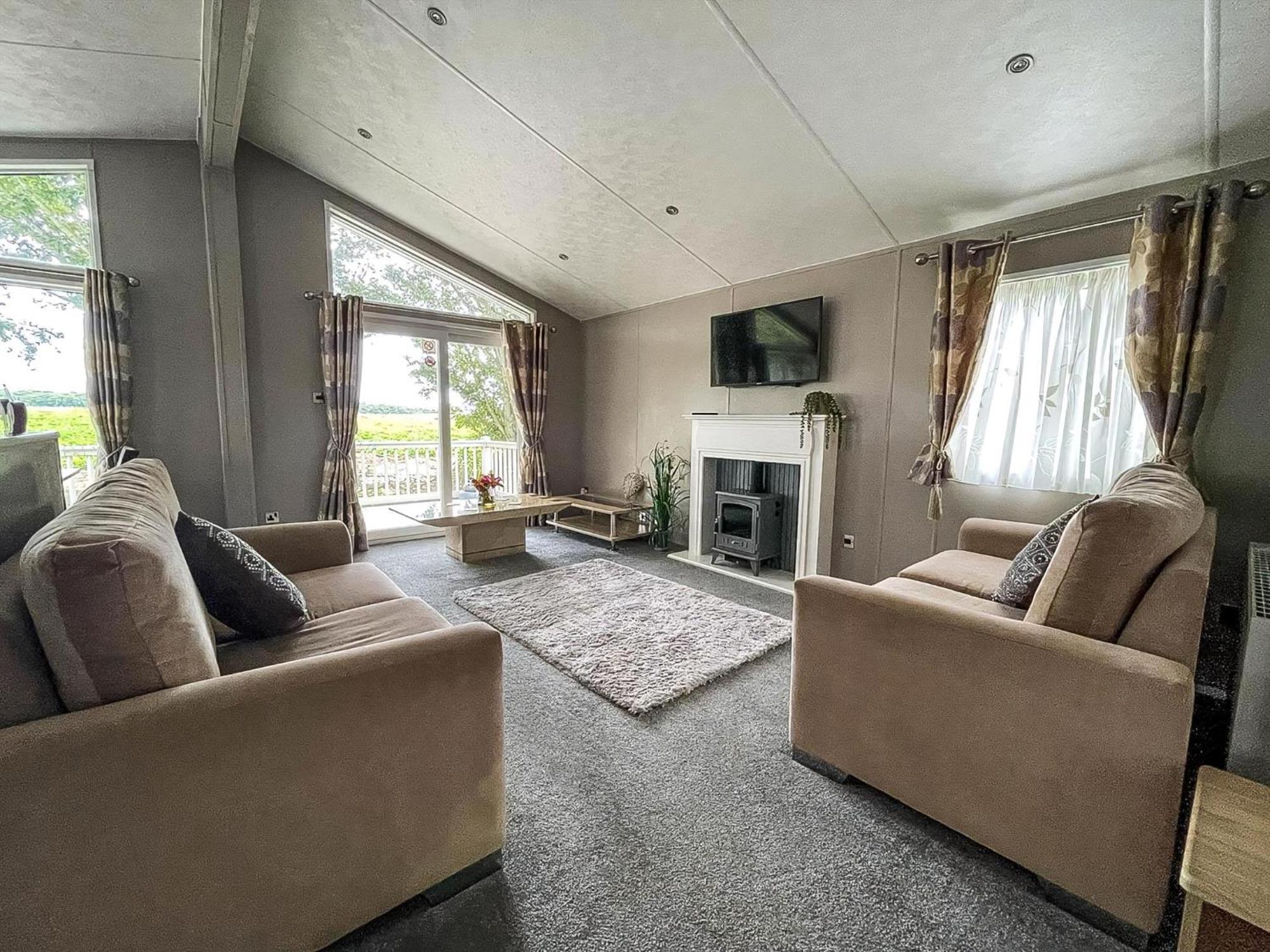 Stunning Lodge With Decking At Oaklands Holiday Park In Essex Ref 39017Rw แคลกตัน-ออน-ซี ภายนอก รูปภาพ