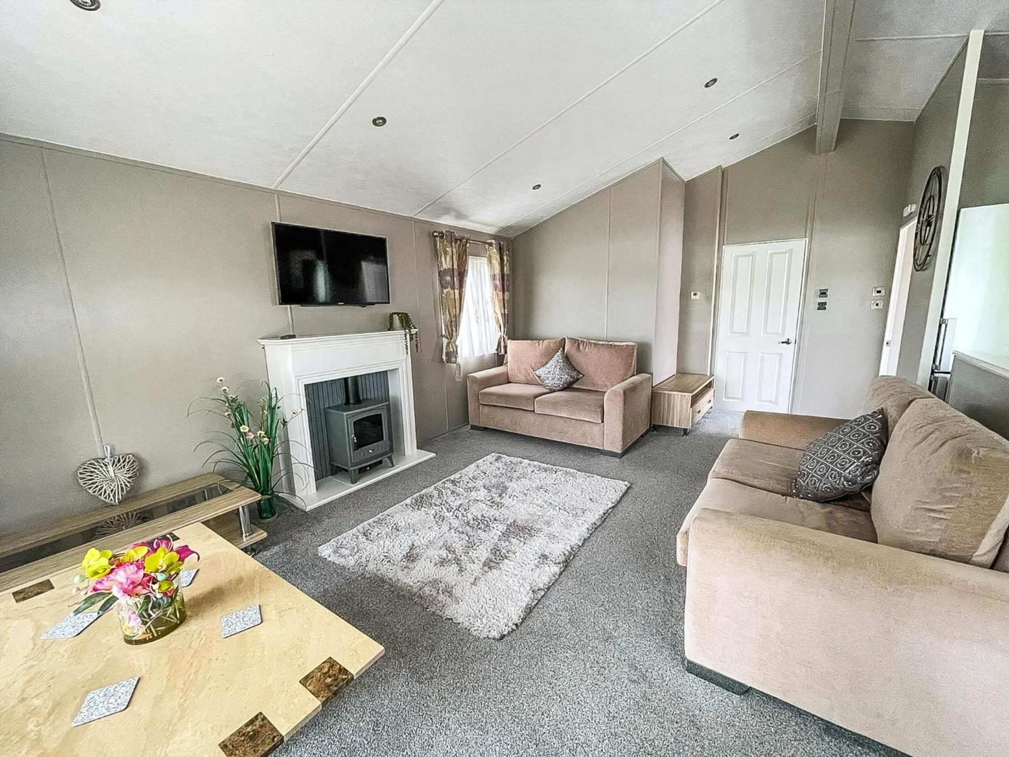 Stunning Lodge With Decking At Oaklands Holiday Park In Essex Ref 39017Rw แคลกตัน-ออน-ซี ภายนอก รูปภาพ