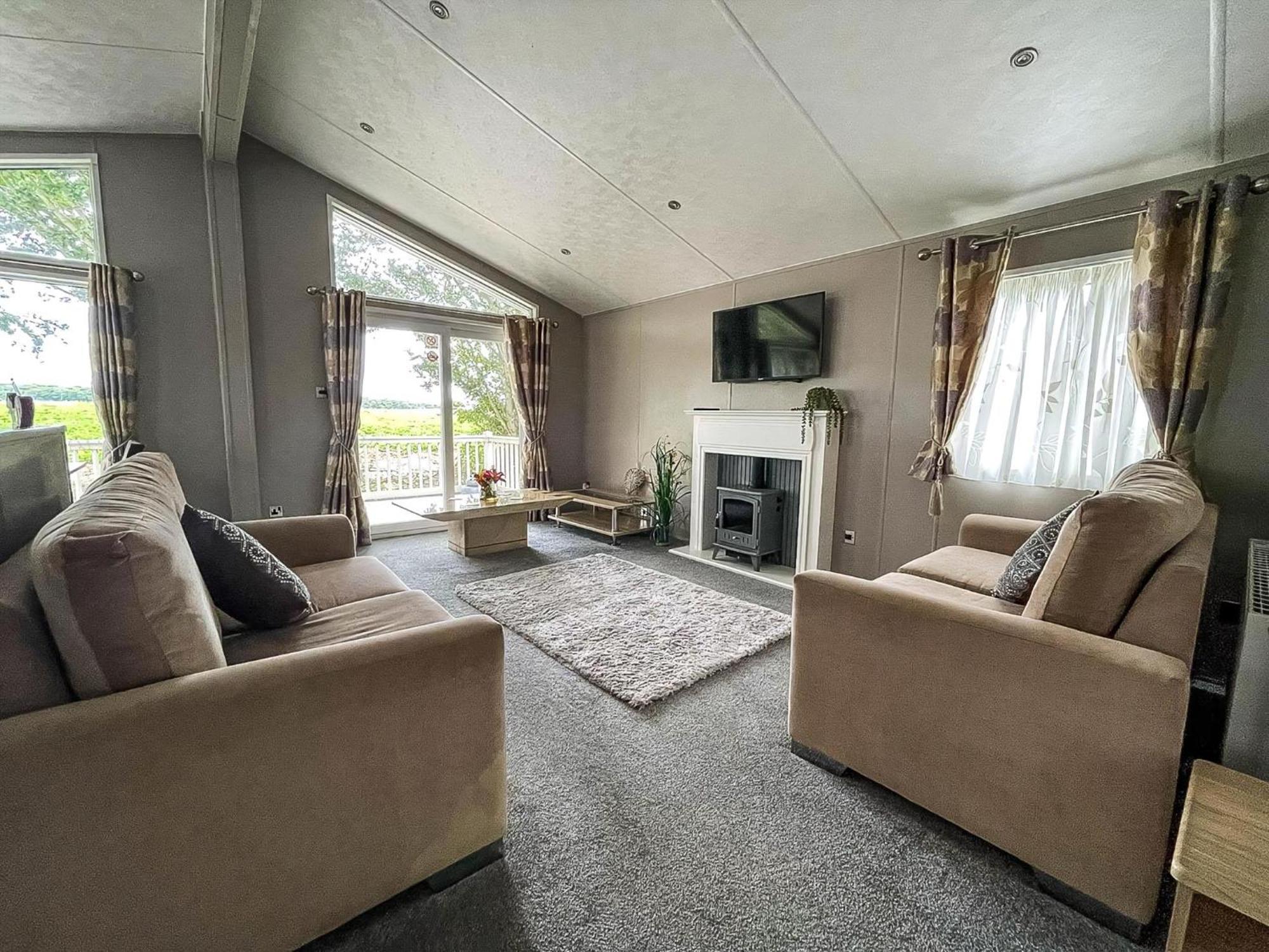 Stunning Lodge With Decking At Oaklands Holiday Park In Essex Ref 39017Rw แคลกตัน-ออน-ซี ภายนอก รูปภาพ